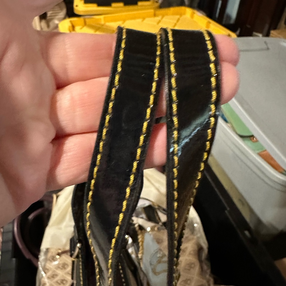 Dooney & Bourke Black patent leather Shoulder Bag in excellent condition. - Picture 4 of 6
